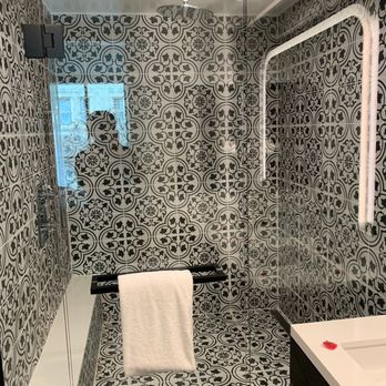 Canopy San Antonio Riverwalk - 10 people can fit into this shower! I kid you not! Huuugggeeeee! - Hotels Near Me - San Antonio, Texas