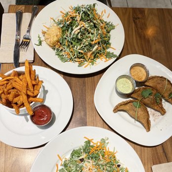 bellagreen - Honey Fried Goat Cheese Arugula Salad, Hempenadas, Sweet Potato Fries - New American Near Me - Dallas, Texas