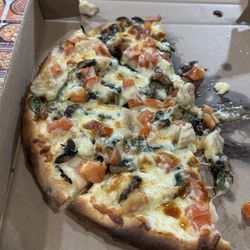 Pizzaland And BBQ Hub - Chicken Alfredo, Spinach, Tomato with mushrooms.