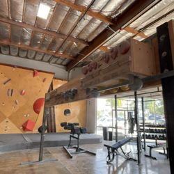 Grotto Climbing & Yoga - Hang board area
