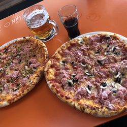 Pizzeria Milano - Pizzas at outdoor seating