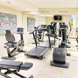 SeeHuus Lifestyle - Gym sieht dank Spiegel an der Rückwand größer aus