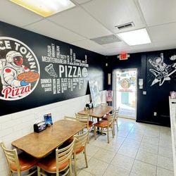 Space Town Pizza - Inside a je place