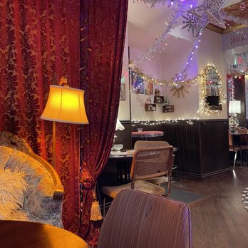 Nan's Parlour - Festive decor - Cocktail Bars Near Me - Ottawa, Ontario Nan's Parlour - Festive decor - Cocktail Bars Near Me - Ottawa, Ontario
