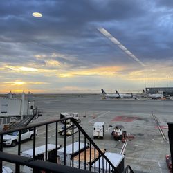 San Francisco International Airport - Terminal 3 E - Beautiful sunrise