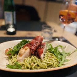 Kleines Steakhaus - Hähnchenbrust ummantelt mit Speck auf Pestolinguine