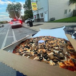 Pudgy's Pizza & Sandwiches - Medium pizza with mushrooms + black olives! PRIMO!