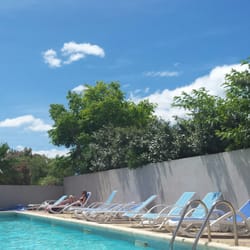 Odalys - Piscine avec transats et parasols. Que du bonheur près des cigales !
