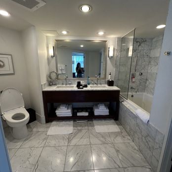 Ka La'i Waikiki Beach, LXR Hotels & Resorts - One bedroom suite bathroom - Hotels Near Me - Honolulu, Hawaii Ka La'i Waikiki Beach, LXR Hotels & Resorts - One bedroom suite bathroom - Hotels Near Me - Honolulu, Hawaii