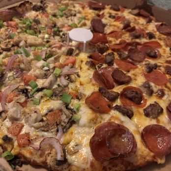 Round Table Pizza - 8'26 - xtra large garlic chicken and all meat/meat lovers.  EXPENSIVE, buy good - Pizza Near Me - Yreka, California