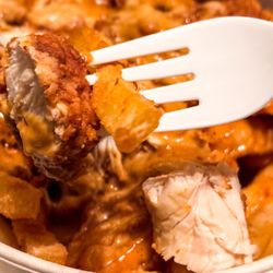 Fluffies Hot Chicken - Les - Fluffies Filled Fries 1/2 mac&cheese. Half French fries + half macaroni & cheese topped with fried chicken and sauce
