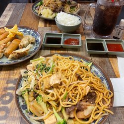 Kahns Mongolian Grill - Noodles, egg rolls, fried chip thingies and potstickers.