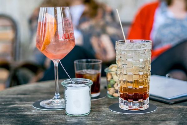 Die Goldene Bar by null