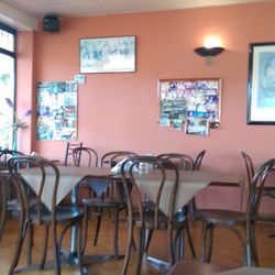 Toto's Pizzeria - Inside