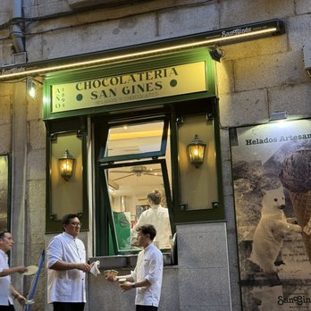 Chocolatería San Ginés - Chocolatiers & Shops Near Me - Madrid, M Chocolatería San Ginés - Chocolatiers & Shops Near Me - Madrid, M