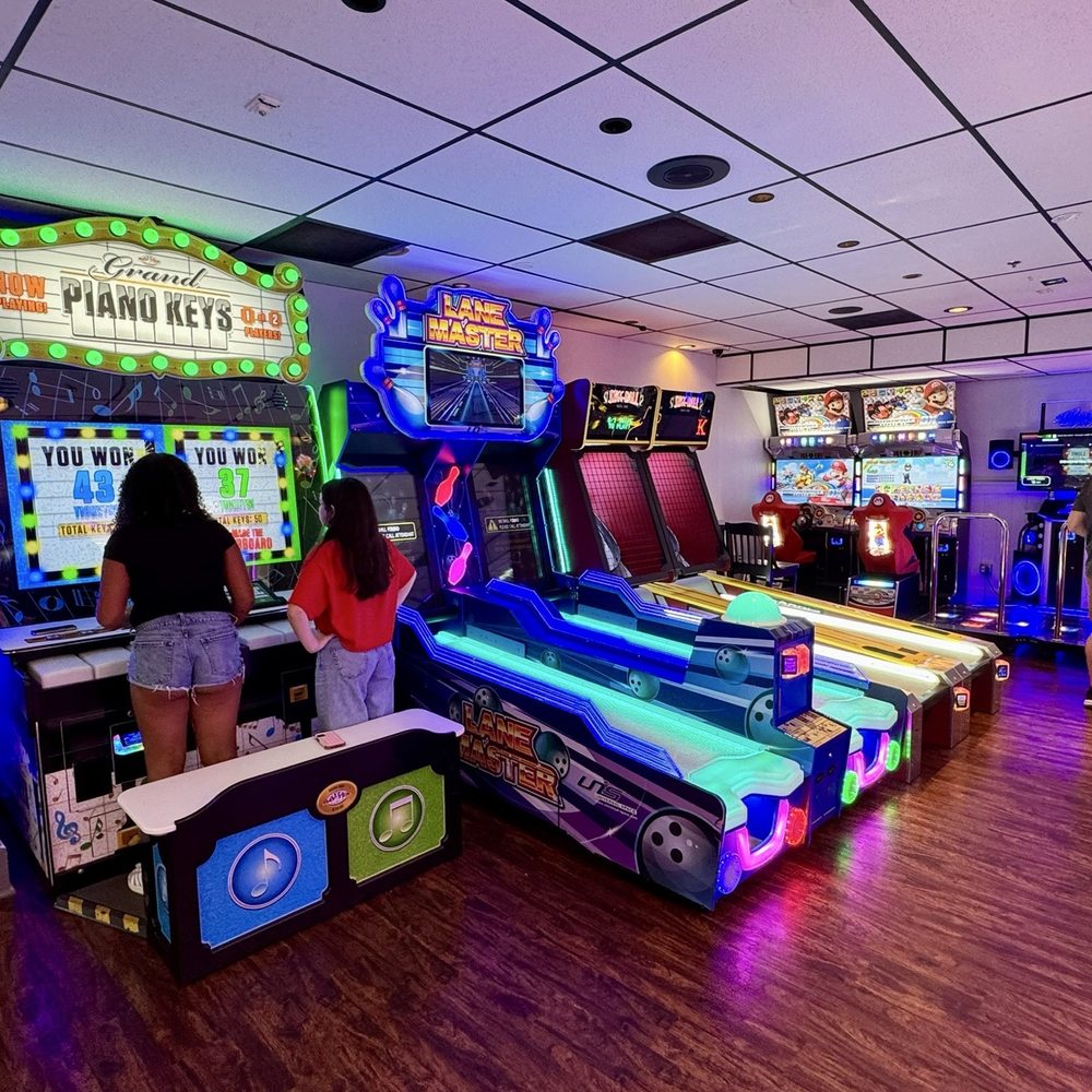 VANS Bar Style Pizza - Modern arcade games - Pizza Near Me - Danbury, Connecticut VANS Bar Style Pizza - Modern arcade games - Pizza Near Me - Danbury, Connecticut