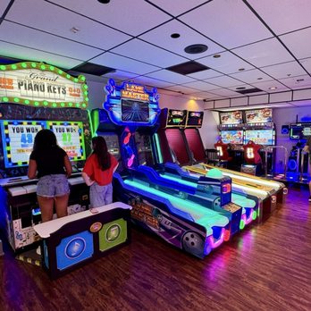 VANS Bar Style Pizza - Modern arcade games - Pizza Near Me - Danbury, Connecticut VANS Bar Style Pizza - Modern arcade games - Pizza Near Me - Danbury, Connecticut
