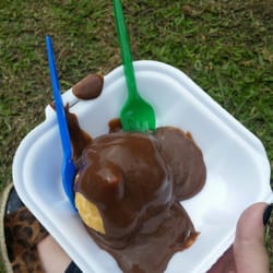 Praça da Espanha - Emporio Soho - Profterolis com calda de brigadeiro  (Bacio Gelato)