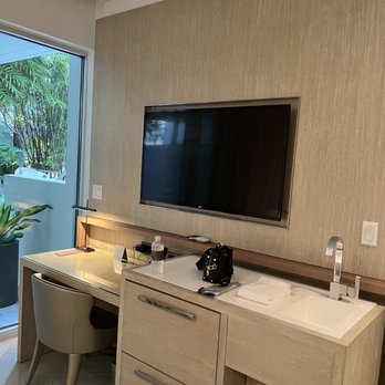 H2O Suites Hotel - Desk area and wet bar, you have a pull out fridge and freezer and ice maker - Hotels Near Me - Key West, Florida H2O Suites Hotel - Desk area and wet bar, you have a pull out fridge and freezer and ice maker - Hotels Near Me - Key West, Florida