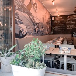 Society Pizzeria Di Catania - The interior that can also be enjoyed from outdoors.