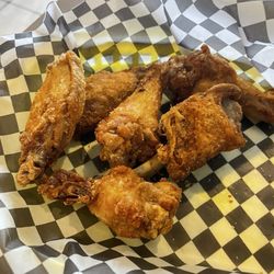 Coach's Bottleshop & Grille - Wings seasoned salt