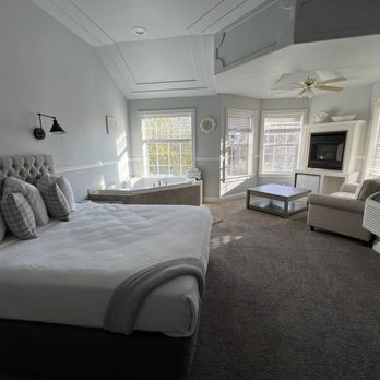 Hounds Tooth Inn - Our suit! (Spa tub & fire place) - Bed & Breakfast Near Me - Oakhurst, California Hounds Tooth Inn - Our suit! (Spa tub & fire place) - Bed & Breakfast Near Me - Oakhurst, California