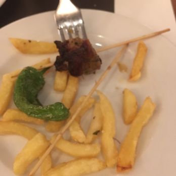 Taller de Tapas - Last bite of the grilled chicken kebab - Tapas Bars Near Me - Barcelona, B Taller de Tapas - Last bite of the grilled chicken kebab - Tapas Bars Near Me - Barcelona, B