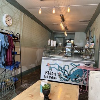 Rhea's Ice Cream - Interior of the shop - Ice Cream & Frozen Yogurt Near Me - San Marcos, Texas