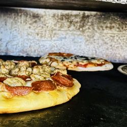 La Louise Outdoor Pizzeria - Pizzas in the oven!