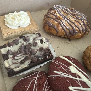 Leaven Bakery - Brown butter blondie Chocolate croissant Red velvet cookies Bourbon chocolate brownie - Bakeries Near Me - New Albany, Indiana Leaven Bakery - Brown butter blondie Chocolate croissant Red velvet cookies Bourbon chocolate brownie - Bakeries Near Me - New Albany, Indiana