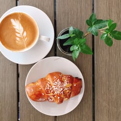 Bageri Ekerö - Cappuccino och Karlsbadergiffel