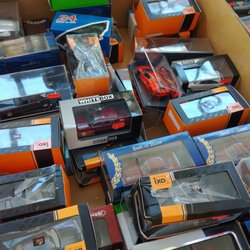 Model Car World - Schnäppchentisch