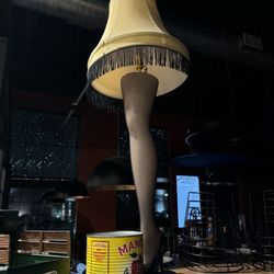 Pizza Lucé - Leg lamp