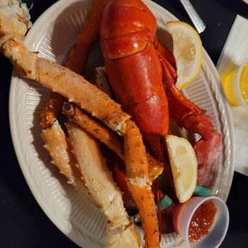 2 Forks Up - Lobster and crab dinner - American Near Me - Getzville, New York 2 Forks Up - Lobster and crab dinner - American Near Me - Getzville, New York