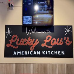 Lucky Lou's American Grill - Beautiful decoration