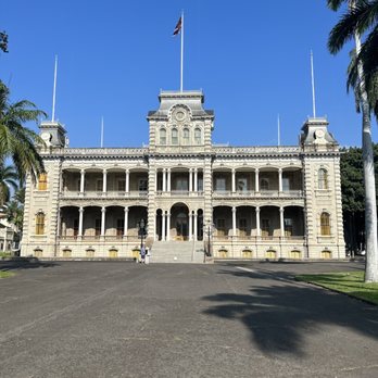 Iolani Palace - El frente del palacio - Museums Near Me - Honolulu, Hawaii