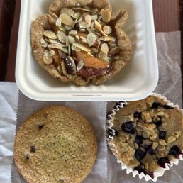 Peach Ginger Caramel Custard Tart, Blueberry Hojicha Buckle Cake, & Pistachio Cookie (Visitandine) Peach Ginger Caramel Custard Tart, Blueberry Hojicha Buckle Cake, & Pistachio Cookie (Visitandine)