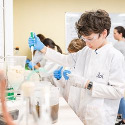 Le Lycée Français de San Diego - In the Science Lab with our Middle Schoolers