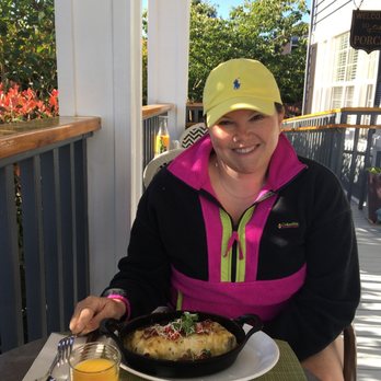 Nantucket Inn - Breakfast on the front porch. - Hotels Near Me - Anacortes, Washington Nantucket Inn - Breakfast on the front porch. - Hotels Near Me - Anacortes, Washington