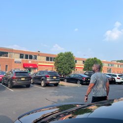 Retro Fitness - 6pm Popular time of day.   Standing room only in the gym