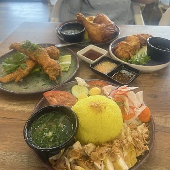 Walkin Chickin - Hainanese Chicken... beautiful plate but DRY chicken unfortunately - Vietnamese Near Me - Davie, Florida