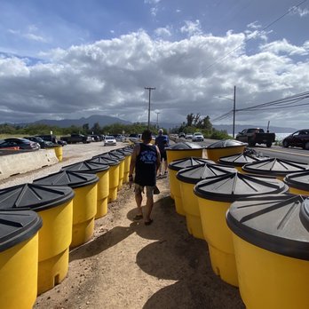 Laniakea Beach - Yellow barriers parallel to the parking lot - Beaches Near Me - Haleiwa, Hawaii Laniakea Beach - Yellow barriers parallel to the parking lot - Beaches Near Me - Haleiwa, Hawaii