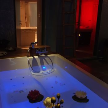 Aqua Zen Spa - Bains aux pétales de roses ou aux fleurs des îles en fonction de votre rituel - Saunas Near Me - Chalon sur Saone, 71