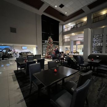 Embassy Suites by Hilton Valencia - Dining area - Hotels Near Me - Valencia, California