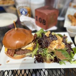 Miamiville Trailyard - Breakfast burger with house salad