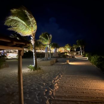 Salum - Nighttime by the beach - Mexican Near Me - Cancún, ROO