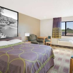 Super 8 by Wyndham Toledo - Guest room