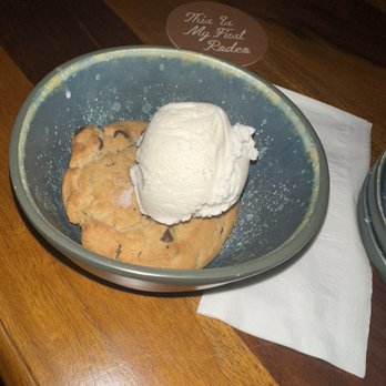 Wayfinder Bishop - Cookie and ice cream at Creekside club - Hotels Near Me - Bishop, California