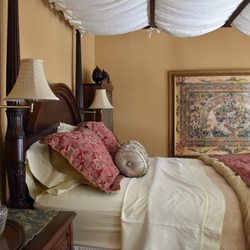 Apple Tree Historic Bed and Breakfast - Golden Delicious 4 poster bed with canpy