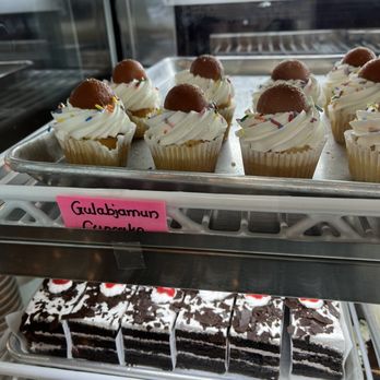 Desi District Irving - Gulab Jamun Cupcake - Indian Near Me - Irving, Texas